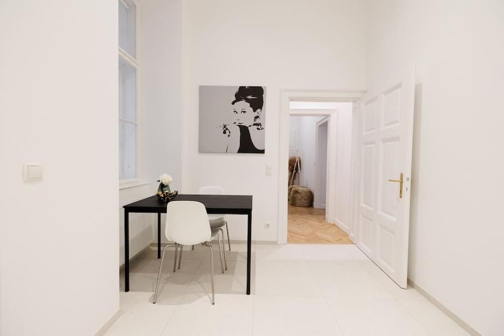Franz 21 - Typical Viennese Apartment In The Heart Of Viena Exterior foto